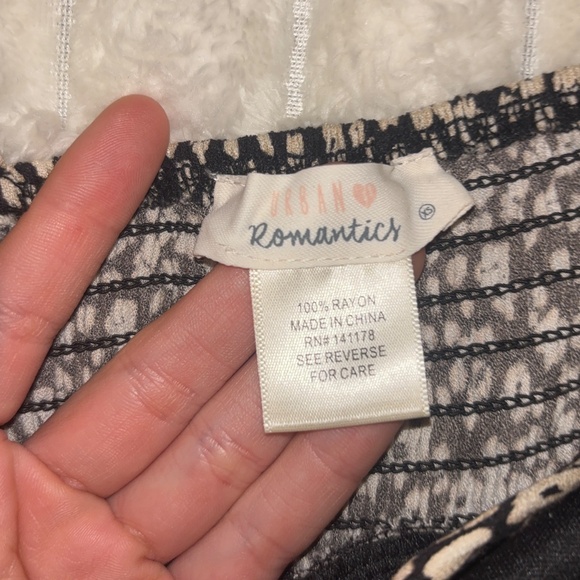 Black white dotted tank - Picture 3 of 3